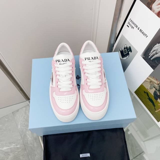 顶级版本 Prada New Arrival～ 普拉达 新款三角标女板鞋 升级版本 今年无论是楦型 鞋面工艺 面皮材料 都已全面升级 1鞋型修饰了许多，比较秀气